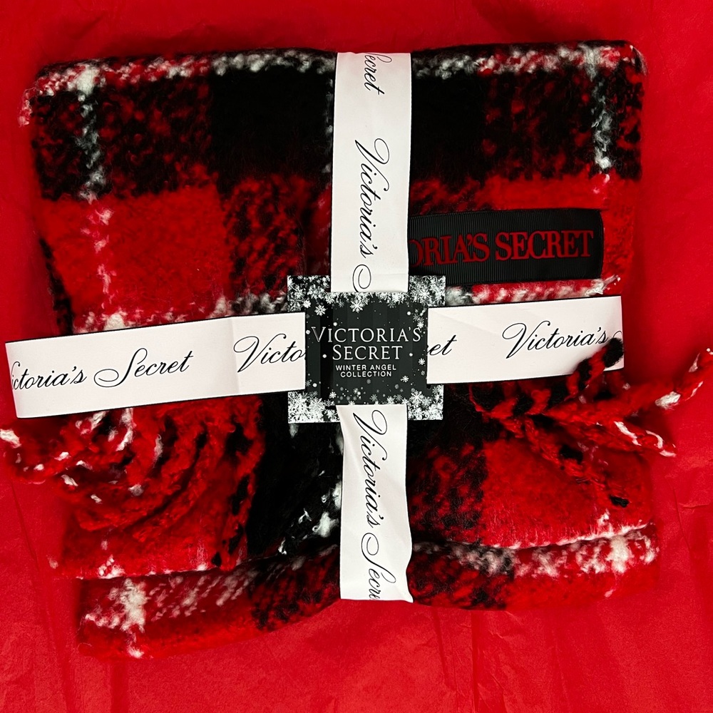 Vitoria Secret’s Scarf